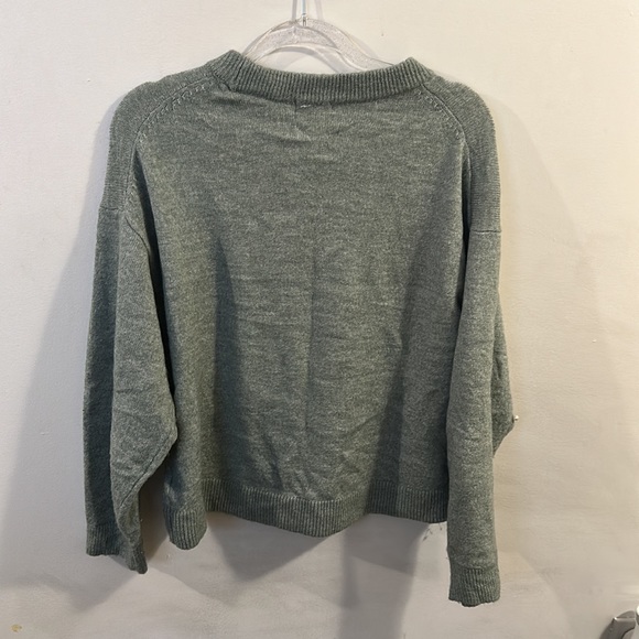 Greenish / gray .. pearl sweater - Picture 2 of 4